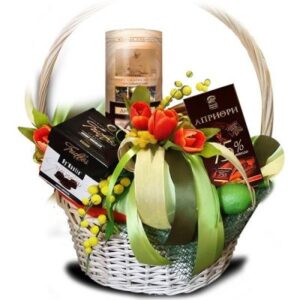 Подарочная корзина с тюльпанами