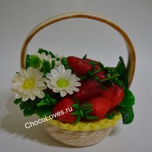 Карамельная корзина с земляникой