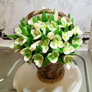 Карамельная корзина с подснежниками